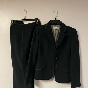 Woman’s Tahari suite size 8